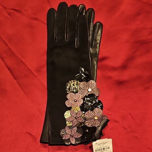 Neiman Marcus NWT Black Leather Gloves with Floral Accents - Picture 4 of 7